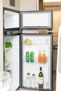 Der große Kompressor-Kühlschrank inklusive Gefrierfach hält alle Lebensmittel sicher und frisch.