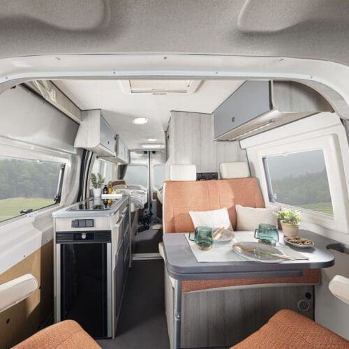 Notranjost ECO Van 620 Pregled notranjosti od spredaj skozi kombi