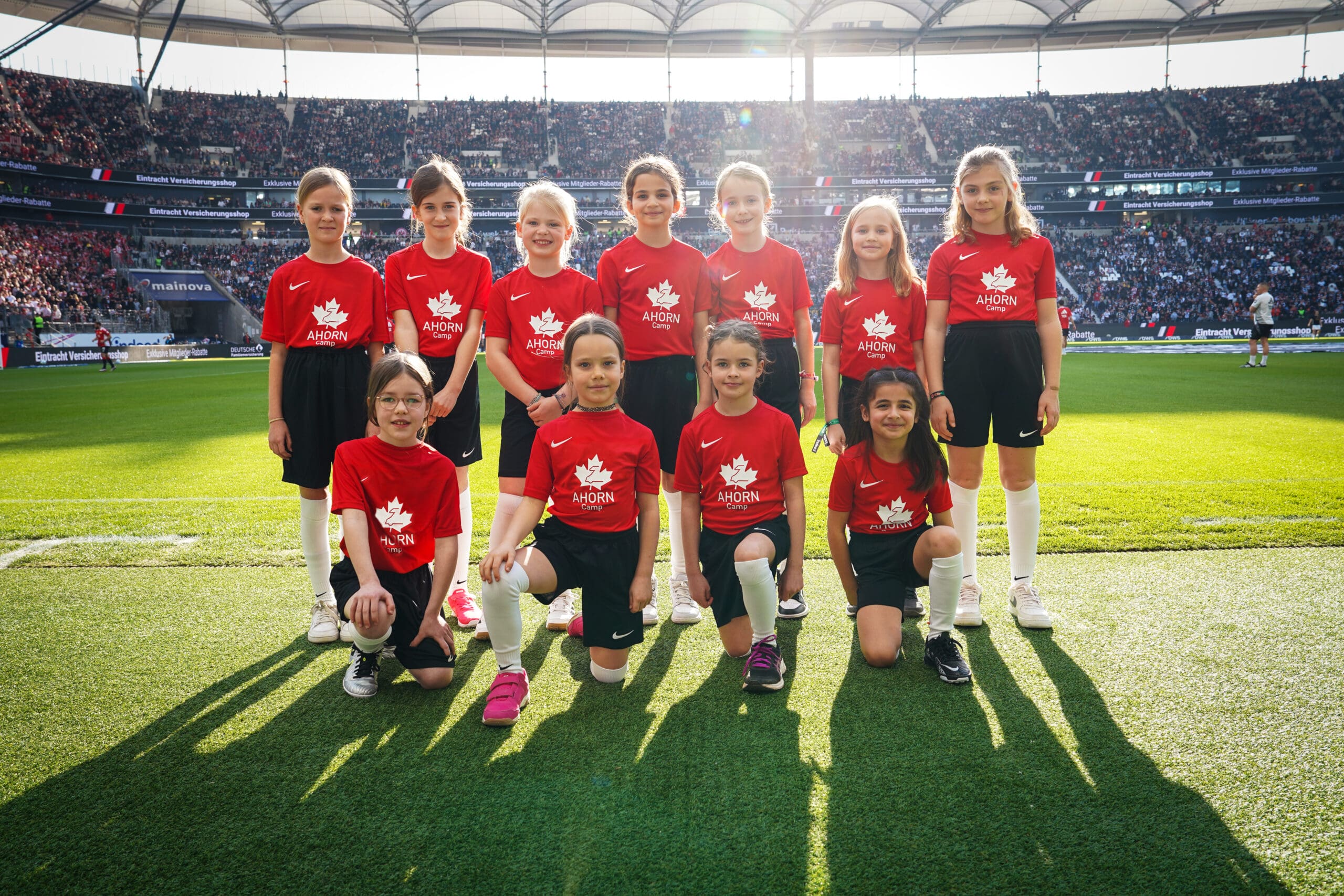 Ahorn Camp Einlaufkinder im Deutsche Bank Park am Weltfrauentag